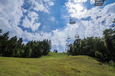 Durmuş kayak asansörlerinde seçici bulanıklık, yazın çalışmamak, bir kayak merkezinde, yamaçlarda, Slovenya 'nın Bled kentinde bir dağda, Julian Alplerinin ortasında