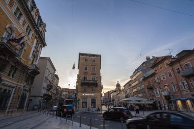 RIJEKA, CROATIA - 18 Haziran 2021: Scarpina ulica caddesi alacakaranlıkta hız bulanıklığı ile geçen bir trafik sıkışıklığı ile. Rijeka şehir merkezinin Adriyatik Denizi 'ndeki ana caddelerinden biri.