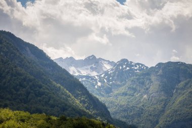 Triglav, Mali Draski, Tosc ve Skrlatica dağları Slovenya 'daki Julian Alpleri' nde Bohinj tarafından yazın bulutlu bir öğleden sonra. Triglav vrh Slovenya 'nın en yüksek zirvesi ve dağıdır.