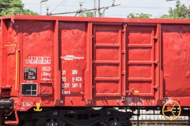 LJUBLJANA, SLOVENIA - 17 Haziran 2021: Kargo trenindeki yük vagonundaki seçici bulanık demiryolu logosu. Demiryolu Kargo Avusturya 'nın bir parçası, Avrupa' da bir demiryolu nakliye şirketi.