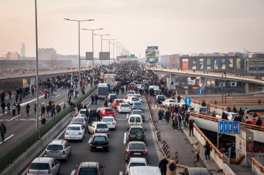 BELGRAD, SERBIA - 4 Aralık 2021: Sırbistan 'da rio tinto lityum madenleri ve kirliliğine karşı gösteri yapan vuciç ve Sırp hükümetine karşı çoğu gazela köprüsünü kapatan protestocular kalabalığı