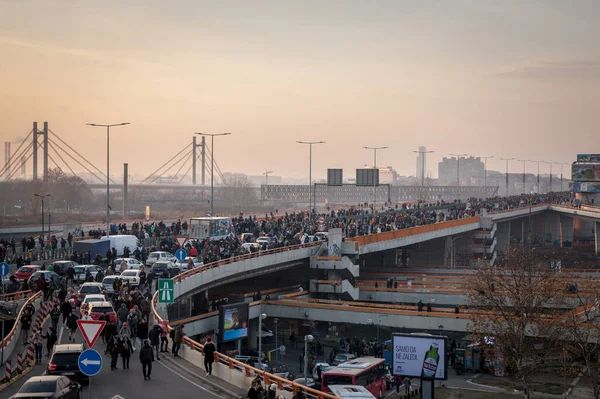 BELGRAD, SERBIA - 4 Aralık 2021: Sırbistan 'da rio tinto lityum madenleri ve kirliliğine karşı gösteri yapan vuciç ve Sırp hükümetine karşı çoğu gazela köprüsünü kapatan protestocular kalabalığı
