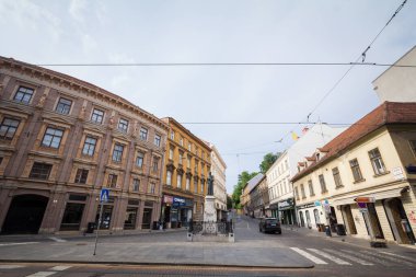 ZAGREB, CROATIA - 19 Haziran 2021: Zagreb 'deki Hırvat başkentinin tarihi ilçesinin aşağı kasabası olan Donji mezunu Ilica ulica caddesinde Keşiş Andrija kaciç miyociç' in heykeli