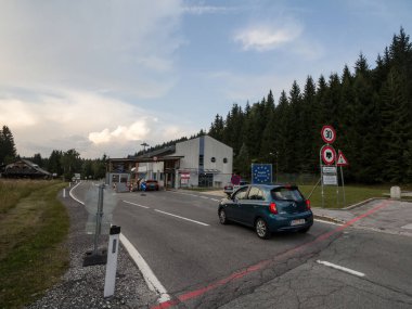 KRAINBERG, AUSTRIA - 13 Eylül 2021: Avusturya Bundespolizei polis arabası Coronavirus Covid 19 krizi sırasında Avusturya 'nın Sloven sınır kapısında AB sınır tabelasıyla insanları kontrol ediyor.