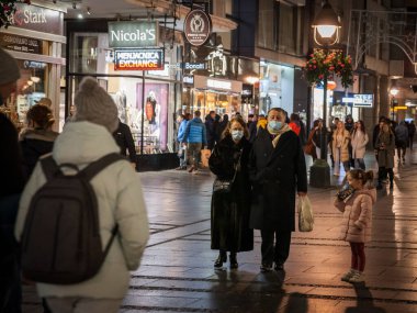 BELGRAD, Kasım 11, 2021: Yaşlı yaşlı erkek ve kadın, çift, yüz maskesi takıyor, Coronavirüs 19 sağlık krizi sırasında geceleri Belgrad sokaklarında uyanıyorlar.