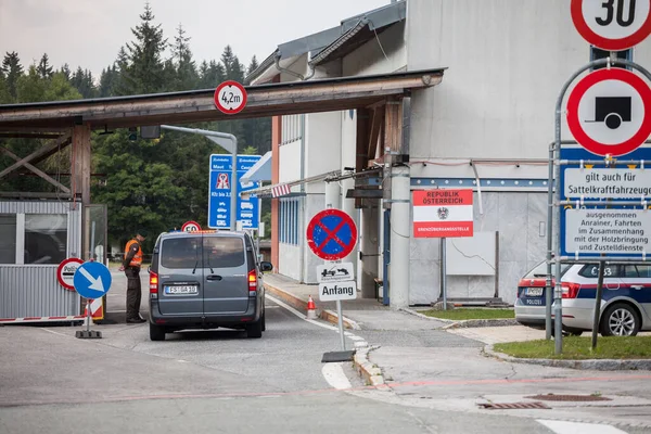 澳大利亚 2021年9月13日 奥地利联邦警察的汽车在科罗纳维勒斯 科维德19危机期间控制着人们 在奥地利的斯洛文边境过境点 前面有一个欧盟的边境标志 — 图库照片