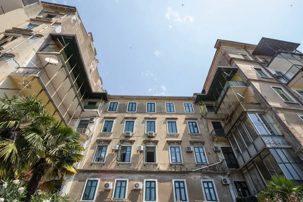 Типичный Итальянский Средиземноморский Фасад Жилого Здания Распад Балкон Старинном Старом — стоковое фото