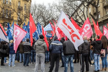 SUBOTICA, SERBIA - 27 Mart 2016: Sırp Sosyalist kesimin destekçileri siyasi bir toplantıda kırmızı bayraklarından feragat edip tezahürat ediyorlar. SPS veya Socijalisticka partija srbije olarak adlandırılan parti, Sırbistan 'ın ana sol partisi