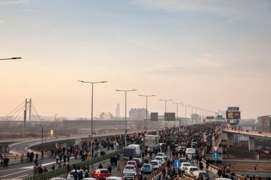 BELGRAD, SERBIA - 4 Aralık 2021: Sırbistan 'da rio tinto lityum madenleri ve kirliliğine karşı gösteri yapan vuciç ve Sırp hükümetine karşı çoğu gazela köprüsünü kapatan protestocular kalabalığı
