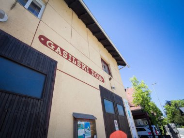 BLED, SLOVENIA - 14 Haziran 2021: İtfaiyenin ana cephesi, ya da itfaiye binası. Gasilci olarak da bilinir, bunlar Slovenya itfaiyecileri ve itfaiyecileri..