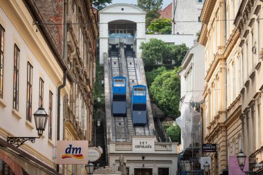 ZAGREB, CROATIA - 19 Haziran 2021: Zagrebacka Uspinjaca olarak da bilinen Zagreb Funicular ve Zagreb şehir merkezinde Gornji mezunu ve Donji mezunu ZET tarafından işletilen demiryolunu birbirine bağlayan eğik demiryolu