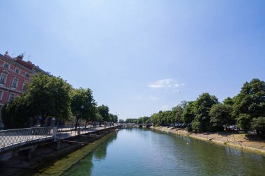 RIJEKA, SLOVENIA - 18 Haziran 2021: Rijeka, Hırvatistan 'ın Rijeka kentinde bulunan Delta Rjecina nehrinin Panorama kenti. Ayrıca Fiume olarak da bilinir, Hırvatistan 'ın İstanbul kentidir.