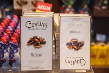 BELGRAD, SERBIA - 5 Aralık 2021: İçinde Guylian logosu olan bir kutu çikolatalı deniz kabuğu pralini üzerindeki seçici bulanıklık. Chocolats Guylian Belçika 'da üretilen bir çikolata markası..
