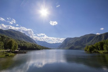 Güneşli bir öğleden sonra Bohinjsko Jezero olarak da bilinen Bohinj Gölü 'nün Panorama' sı. Bohinj Gölü, Slovenya, Avrupa 'daki Julian Alps dağ zincirinin önemli bir simgesidir.