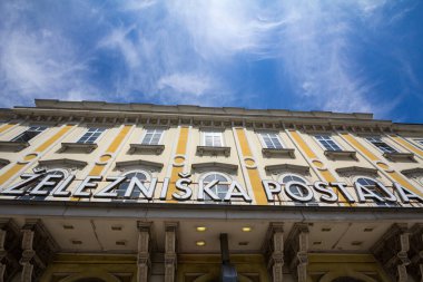 Slovence (Zelezniska Postaja) yazılan Ljubljana tren istasyonunun ana cephesi. Slovenya 'nın ana ulaşım merkezi ve Slovenya Demiryolları Genel Merkezi' dir.