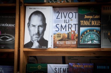 ZAGREB, CROATIA - 18 Haziran 2021: Steve Isaacson 'ın Steve Job' un hayatını, Apple 'ın eski kurucusu ve teknoloji ve bilgisayar simgesi olan Steve Job' un hayatını da sayarsak, Steve Isaacson 'ın Steve Isaacson' ın biyografisinde seçici bulanıklık