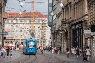 ZAGREB, CROATIA - 19 Haziran 2021: Zagreb tramvay sistemine ait Crotram TMK 220 tramvayı, aynı zamanda zagrebacki elektricni tramvayı olarak da bilinir.