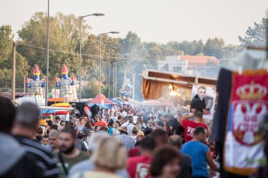 OBRENOVAC, SERBIA - 26 Eylül 2021: Obrenovacki Vasar 'daki bir Sırp kalabalığında seçici bulanıklık, ya da Belgrad yakınlarındaki bir panayır Sırbistan' daki Obrenovac Çarşısı.