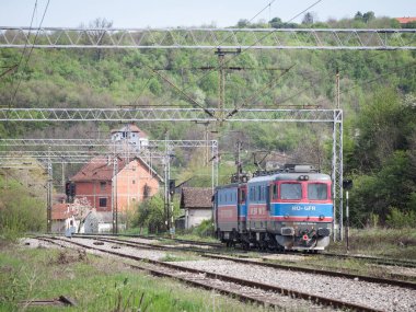 RIPANJ, SERBIA - 30 Nisan 2021: Romanya 'nın GFR lokomotifleri üzerindeki seçici bulanıklık veya Romanya' nın ana kargo taşımacılığı özel şirketi olan Grup Feroviar Roman, Ripanj tren istasyonunun yanından geçerken.