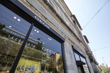 LJUBLJANA, SLOVENIA - 17 Haziran 2021: Geox logosu Ljubljana 'daki yerel mağazalarının önünde. Geox, su geçirmez ve solunabilir ayakkabı giyiminde uzmanlaşmış bir İtalyan ayakkabı üreticisi.