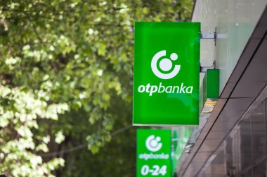 BELGRAD, SERBIA - 30 Mayıs 2021: OTP Bank (OTP Banka) logosu Belgrad 'daki ana ofislerinde. OTP Bank Group, Orta ve Doğu Avrupa 'daki en büyük Macar bankalarından biridir.