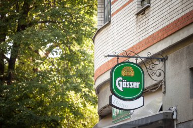 LJUBLJANA, SLOVENIA - 16 Haziran 2021: Ljubljana 'da yerel bir bar ve kafe önünde Gosser birası logosu. Gosser bier, Loeben 'deki Goss bira fabrikasından ikonik bir Austrial light bira türü.