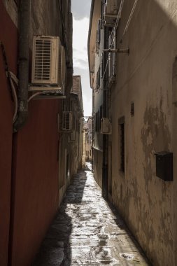 Güneydoğu Avrupa mimarisi, balkonlu antik binaları olan tipik Akdeniz dar sokakları, Adriyatik Denizi 'nin başlıca kentlerinden biri olan Istria' nın eski kenti Pirano 'da yer alıyor.
