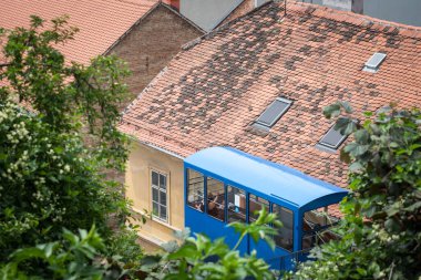 ZAGREB, CROATIA - 19 Haziran 2021: Zagrebacka Uspinjaca olarak da bilinen Zagreb Füniküler 'de seçici bulanıklık ve Zagreb şehir merkezinde Gornji mezunu ve Donji mezunu ZET tarafından işletilen demiryolunu birbirine bağlayan eğik demiryolu