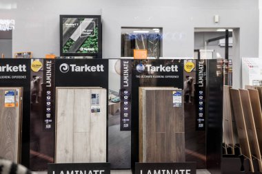 BELGRAD, SERBIA - 20 Aralık 2022: Belgrad 'daki yerel perakendecilerinde Tarkett logosunun seçici bulanıklığı. Tarkett Fransız bir döşeme ve duvar örtüsü üreticisi..