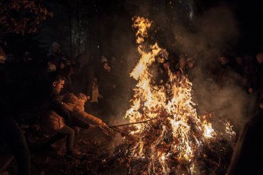 BELGRAD, SERBIA - 6 Ocak 2022: Ortodoks Noel 'inde Belgrad' da badnjak dalları yakan Sırp Halkı 'nın seçici bulanıklığı. Bu geleneksel bir Sırp Noel geleneğidir.