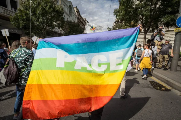 Belgrade Serbia September 2017 Demonstranter Håller Gigantisk Pace Fred Italienska — Stockfoto