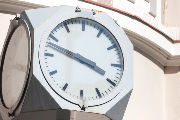 Крупним Планом Публічний Годинник Вінтажним Дизайном Років Вказує Час Вдень — стокове фото