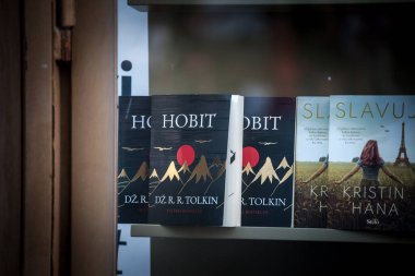 BELGRAD, SERBIA - 12 Temmuz 2021: Tolkien romanı, Hobbit, Sırpça (Hobit by Tolkin), Belgrad 'da bir kitapçıda satılıyor. John Ronald Reuel Tolkien İngiliz bir yazar.