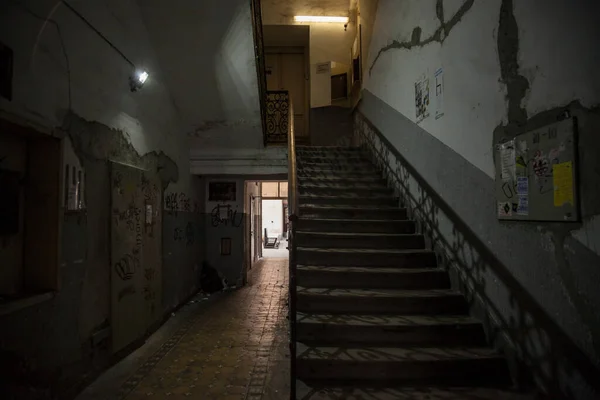 Belgrade Sérvia Junho 2017 Borrão Seletivo Uma Escadaria Antiga Negligenciada — Fotografia de Stock