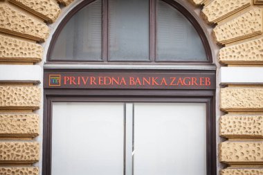 ZAGREB, CROATIA - 17 Haziran 2021: Zagreb ofislerinde Private Redna Banka zagreb logosu. PBZ, veya Privredna Banka Zagreb, Hırvat perakende ve ticaret bankası. Intesa Sanpaolo 'nun bir parçası