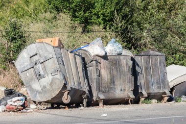 Çöp bidonları ve konteynırlar dolu, taşmış, çantalar Belgrad, Balkanlar 'ın yerleşim bölgesinde yere düşüyor ve çoğu zaman atık yönetimi sorunlarıyla uğraşıyorlar.