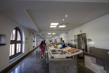 LJUBLJANA, SLOVENIA - SEPTEMBER 15, 2021: Ribarnica 'da balık ve deniz mahsulleri, Ljubljana Merkez Pazarı' nın balık pazarı veya Joze Plecnik tarafından tasarlanan Osrednja ljubljanska trznica.