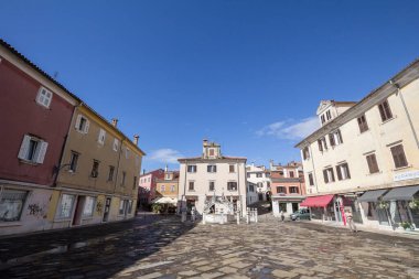 KOPER, SLOVENIA - SEPTEMBER 17, 2021: Fontana Da ponte Fountain, or da pontejev vodnja, on Presernov trg, in the old town of Koper, a old town of Italian adriatic architecture style.