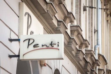 ZAGREB, CROATIA - 19 Haziran 2021: Zagreb 'deki ana dükkanlarında Penti' nin logosu. Penti, dünya çapında iç çamaşırı, çorap ve külotlu çorap satan bir Türk moda perakendecisi.