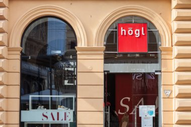 ZAGREB, CROATIA - 19 Haziran 2021: Zagreb 'deki Hogl mağazası. Hoegl, Orta Avrupa 'da yayılmış Avusturyalı bir ayakkabı üreticisi, üreticisi ve perakendecisidir..