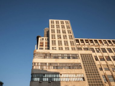 BELGRAD, SERBIA - 31 Ekim 2021: Zgrada Bigz binasının yan cephesi, yenilenmeden önce çürümüş. Bigz binası, Dragisa Brasovan tarafından 1941 yılında tasarlanmış eski bir matbaa binasıdır.. 