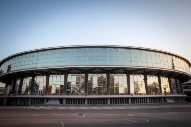 BELGRAD, SERBIA - OCTBER 31, 2021: Belgrad Fuar Alanı 'nın 1. Salonu' nun dışında yer alan Panorama. Festivalin ana fuarı ve Yugoslav mimarisinin bir simgesi.