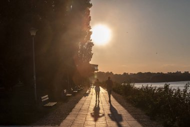 BELGRAD, SERBIA - 29 AĞUSTOS 2020: Genç aşıklar için seçici bulanıklık, Belgrad 'da Milan Gale Muskatiroviç şehir merkezi yakınlarındaki Tuna rıhtımında birlikte yürüyorlar