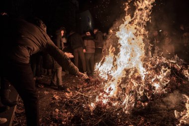 BELGRAD, SERBIA - 6 Ocak 2022: Ortodoks Noel 'inde Belgrad' da badnjak dalları yakan Sırp Halkı 'nın seçici bulanıklığı. Bu geleneksel bir Sırp Noel geleneğidir.