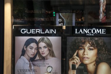 BELGRAD, SERBIA - 2 Mayıs 2021: Belgrad 'daki bir rtiler üzerinde Lancome ve Guerlain logoları. Guerlain ve Lancome, lüks kozmetik ve parfüm üreticileri ve perakendecileri.