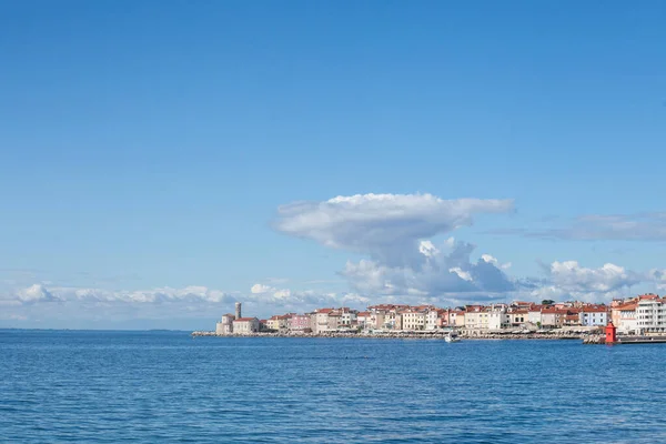 Panorama Van Piran Slovenië Met Adriatische Zee Voorop Met Blauw — Stockfoto