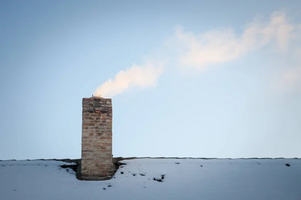 Flou Sélectif Sur Une Cheminée Fumante Rejetant Les Fumées Blanches — Photo