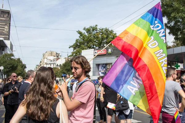 Belgrade Serbia September 2016 Man Heft Een Homo Regenboog Vlag — Stockfoto