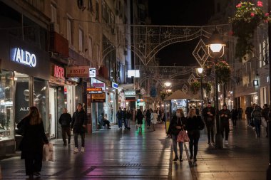 BELGRAD, SERBIA - 15 YIL 2021: Kneza Mihailova sokaklarında koronavirüs kovid 19 kriziyle aydınlatılmış yüz maskesi takan iki kadın için seçici bulanıklık