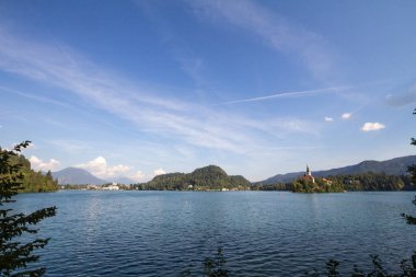 Blejsko ostrvo ile Bled Gölü ya da Blejsko Jezero Panorama, ya da kanayan ada ve Maria Kilisesi varsayımı, ya da cerkev marijinega vnebovzetja. Slovenya 'nın Katolik kilisesi ve anıtı.